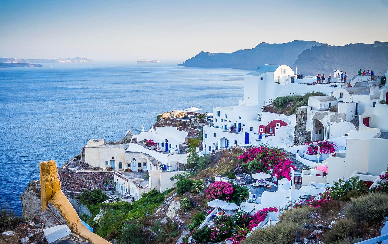 Gezellige hoek met Santorini landschapskunstwerk. Gezellige hoek met Santorini landschapskunstwerk.