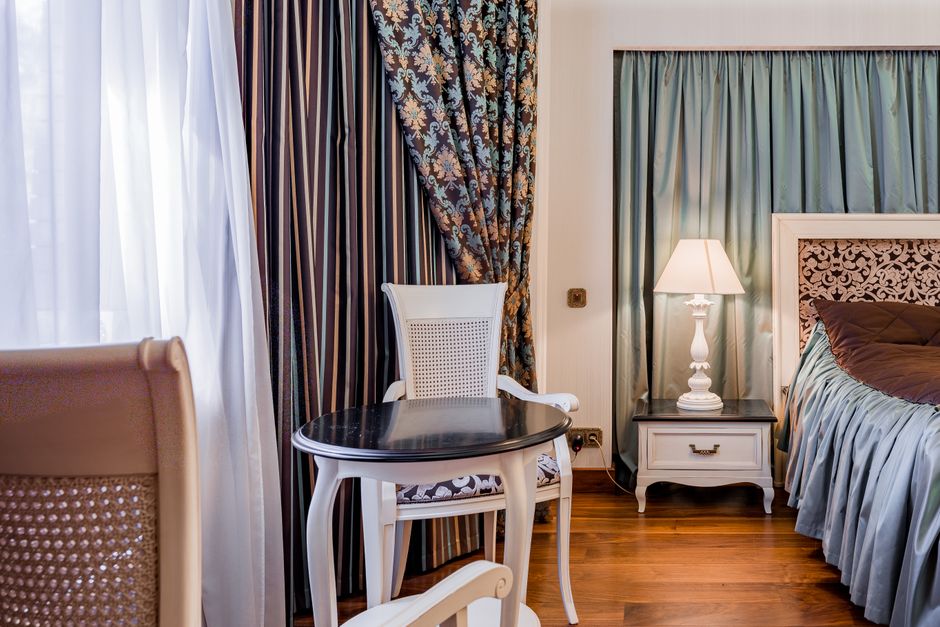 Elegante hotelgordijnen voor luxe herfstavonden. Elegante hotelgordijnen voor luxe herfstavonden.