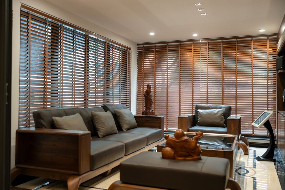 Houten lamellen met warme tinten voor herfstdecor. Houten lamellen met warme tinten voor herfstdecor.