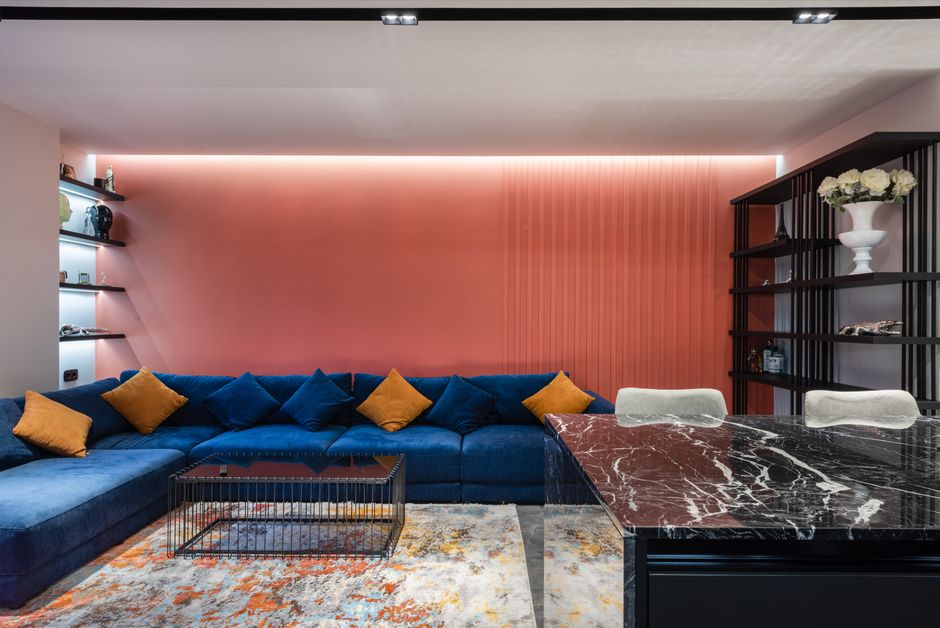 Een woonkamer verlicht met circadiane verlichting.