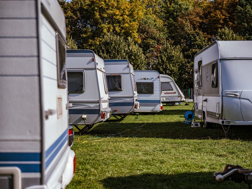 Camper met herfstkleuren verf op de zijkant