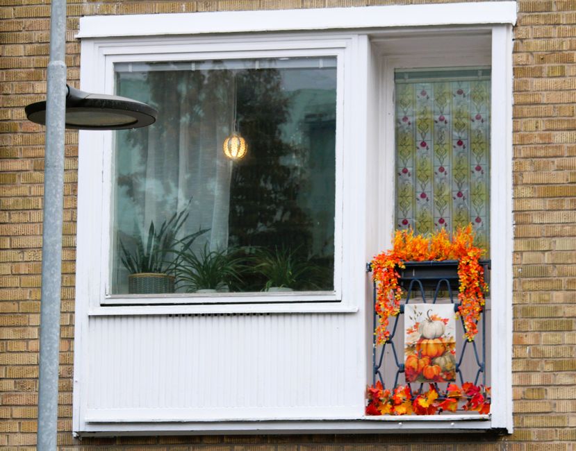 Kleurrijke herfstdecoratie siert gezellige patio. Kleurrijke herfstdecoratie siert gezellige patio.